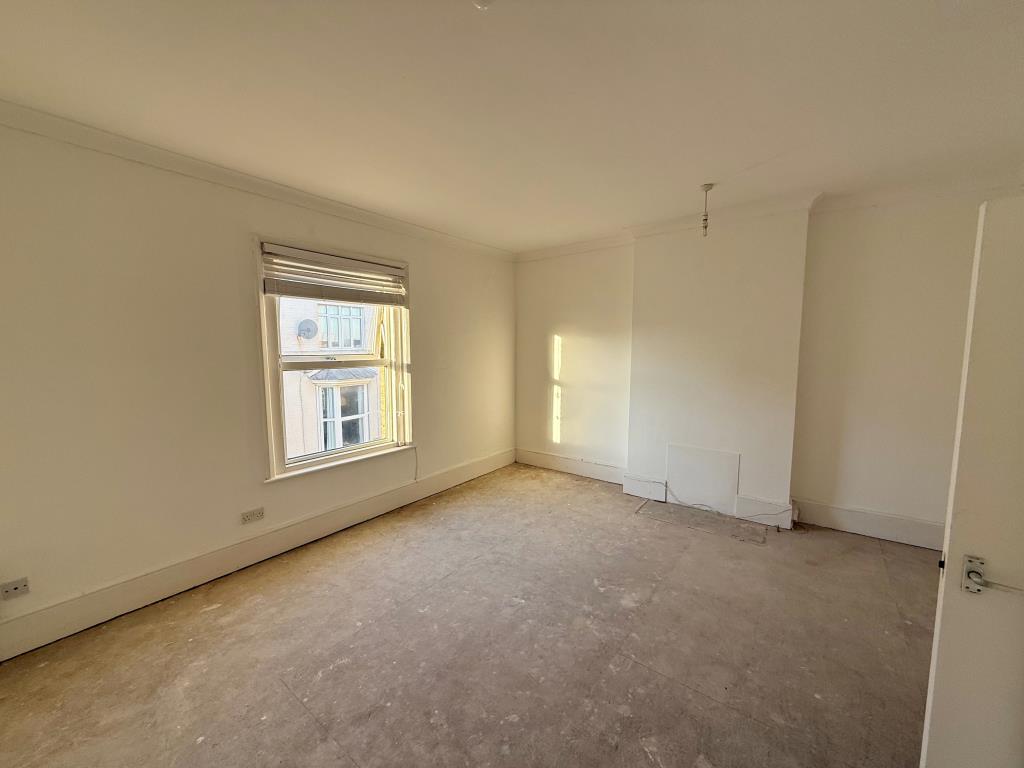 Lot: 124 - TOP FLOOR FLAT FOR IMPROVEMENT - Internal view of flat